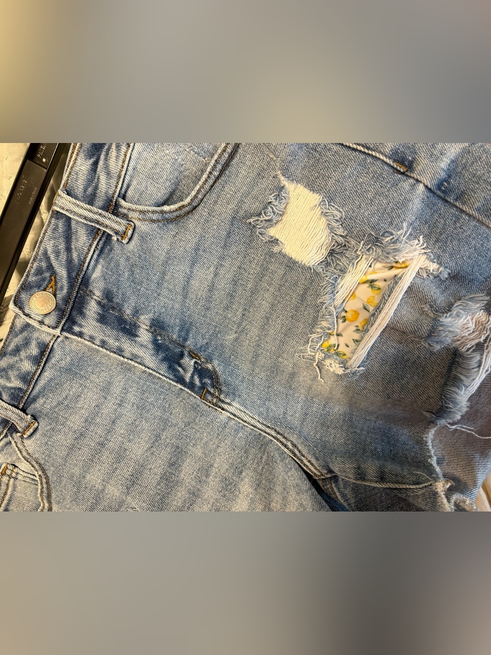 Judy Blue Shorts with lemon accent - Picture 5 of 7